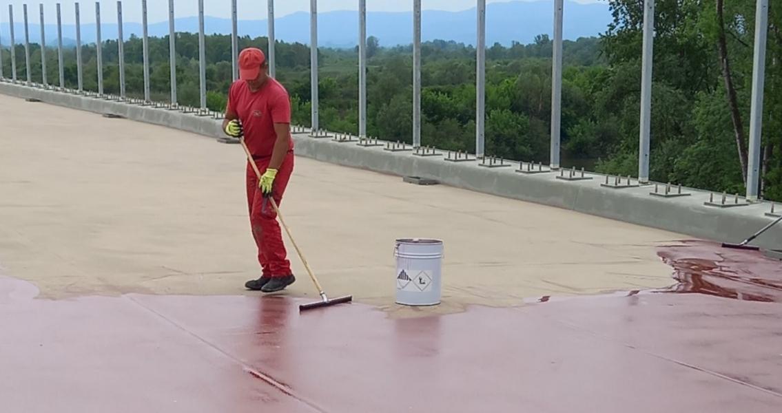 The application of the epoxy resin-based sealant MC-DUR LF 490.