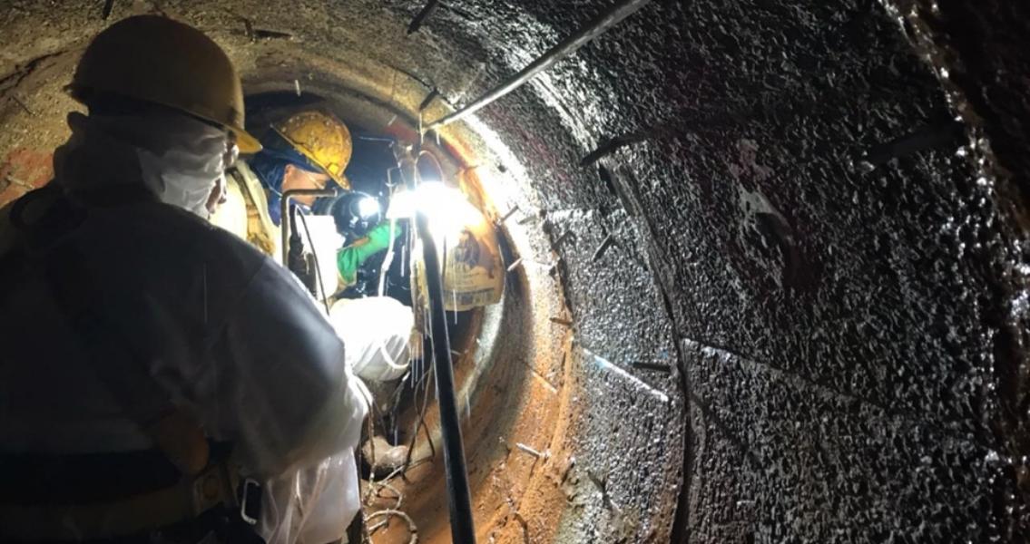 Performing the injection work to seal the São Paulo sewer