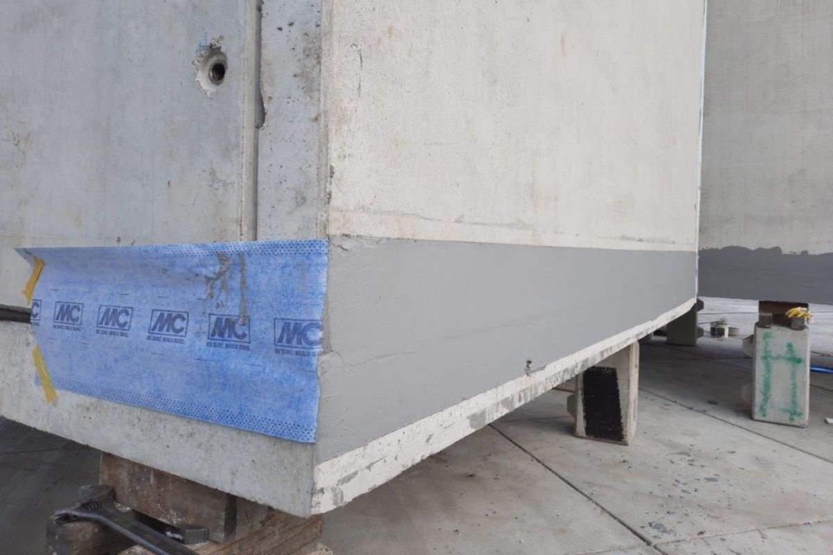 MC-FastTape, the new sealing tapes of MC, were applied with the flexible and bituminous-free, two-component waterproofing MC-Proof eco for sealing the joints of the switchgears substations at the ground contact area.