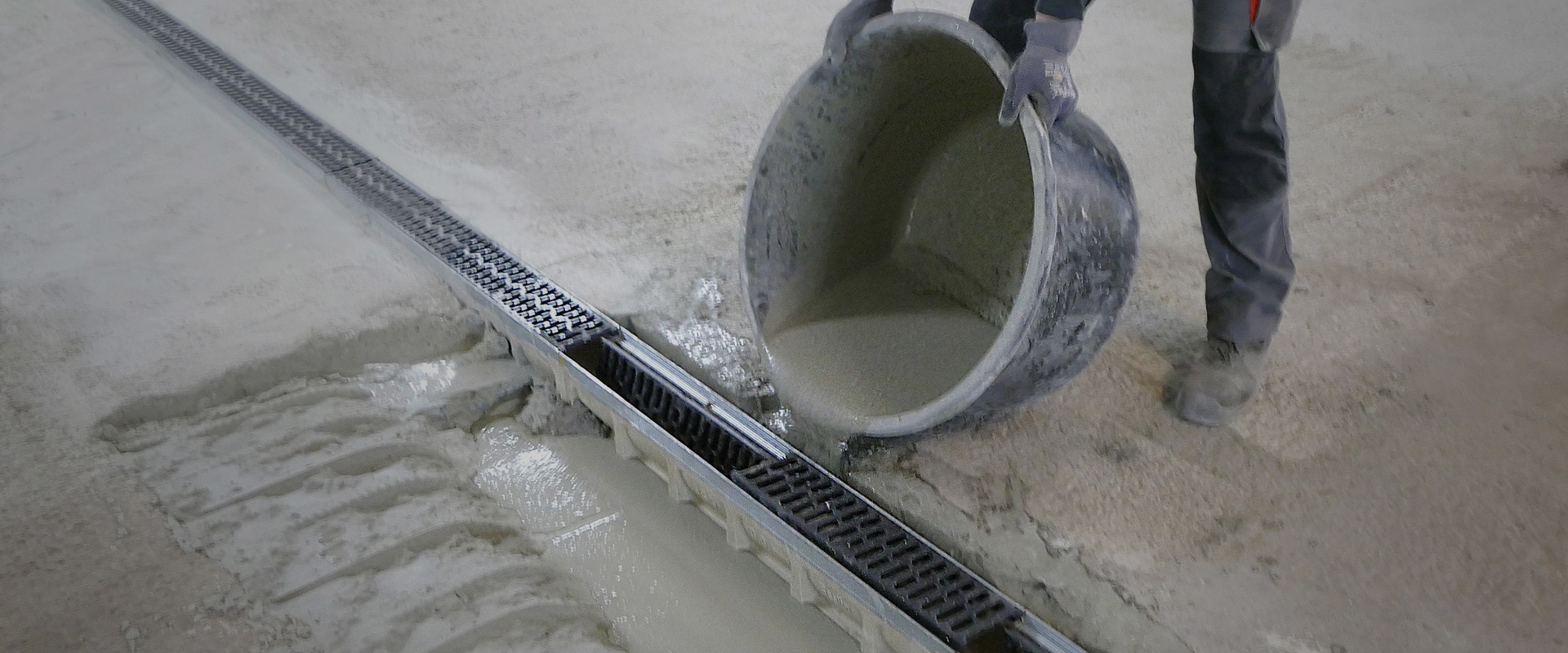 Repair of a drainage channel in an underground car park using the new grouting concrete Emcekrete 50 A.